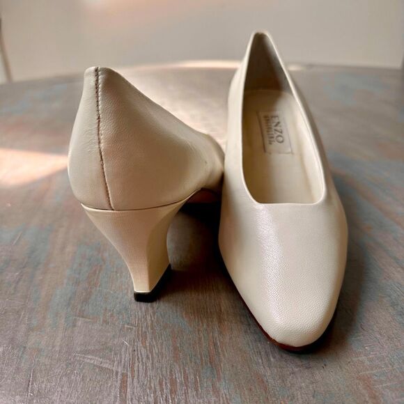 Enzo Angiolini Yo-Curio, creamy white leather pumps. - Picture 1 of 8